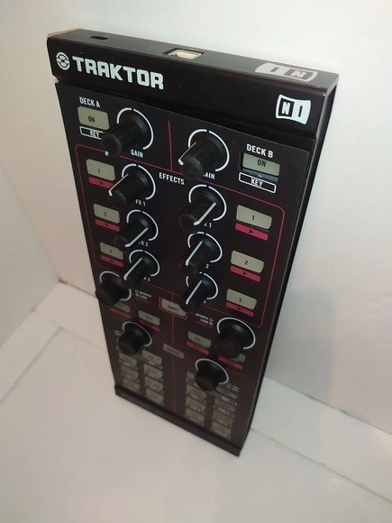 Native Instruments Traktor Kontrol X1 Mk1 DJ Controller - Picture 8 of 12